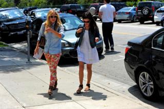 Rachel Bilson feet photo thumbnail
