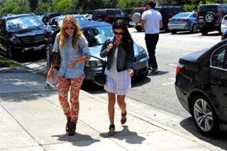 Rachel Bilson feet photo thumbnail