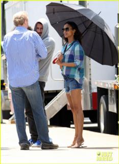 Zoe Saldana feet photo thumbnail