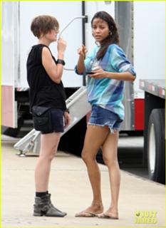 Zoe Saldana feet photo thumbnail