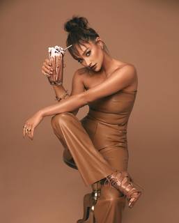 Shay Mitchell feet photo thumbnail