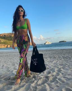 Shay Mitchell feet photo thumbnail