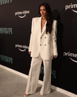 Shay Mitchell feet photo thumbnail