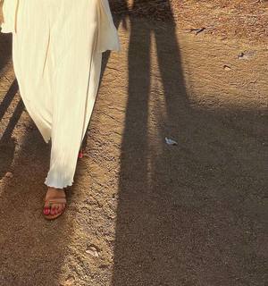 Shay Mitchell feet photo thumbnail