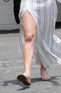 Jennifer Lawrence feet photo thumbnail