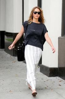 Jennifer Lawrence feet photo thumbnail