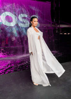 Demi Lovato feet photo thumbnail