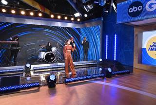 Ellie Goulding feet photo thumbnail