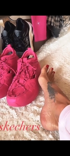 Brooke Burke feet photo thumbnail