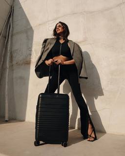 Shay Mitchell feet photo thumbnail