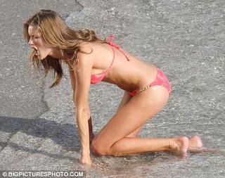 Rosie Huntington-Whiteley feet photo thumbnail
