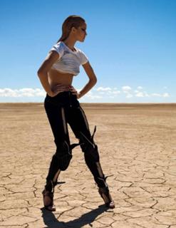 Rosie Huntington-Whiteley feet photo thumbnail