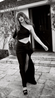 Julianne Hough feet photo thumbnail