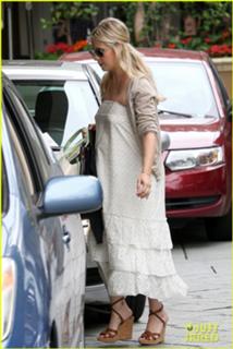 Sarah Michelle Gellar feet photo thumbnail