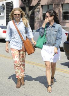 Rachel Bilson feet photo thumbnail