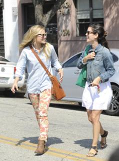 Rachel Bilson feet photo thumbnail