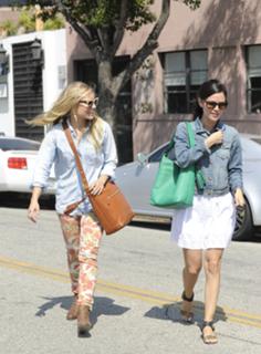 Rachel Bilson feet photo thumbnail