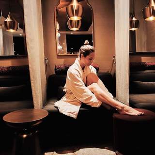 Laura Vandervoort feet photo thumbnail