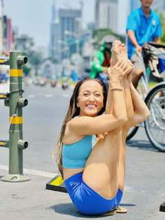Kino MacGregor feet photo thumbnail