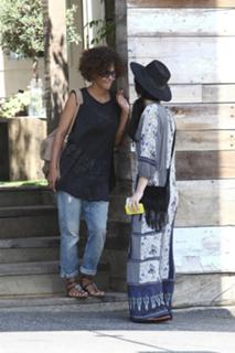 Halle Berry feet photo thumbnail