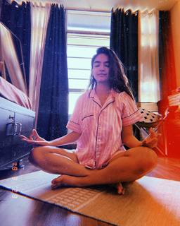 Anushka Sen feet photo thumbnail