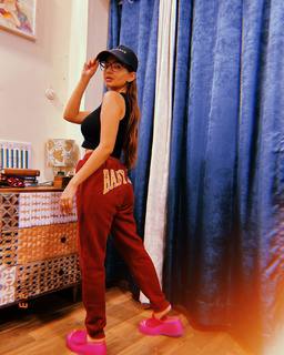 Anushka Sen feet photo thumbnail