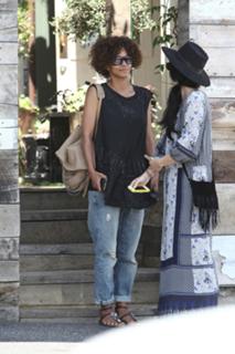Halle Berry feet photo thumbnail