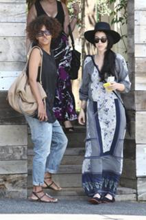 Halle Berry feet photo thumbnail
