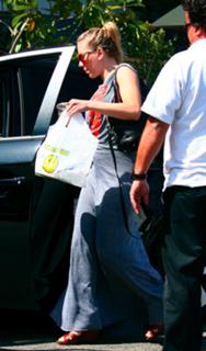 Scarlett Johansson feet photo thumbnail