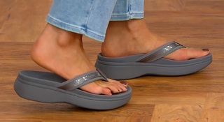 Courtney Khondabi feet photo thumbnail