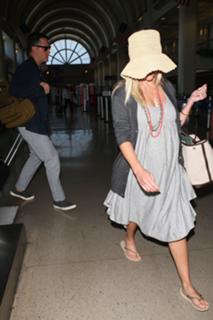 Reese Witherspoon feet photo thumbnail