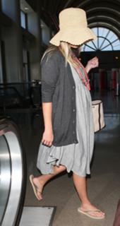 Reese Witherspoon feet photo thumbnail