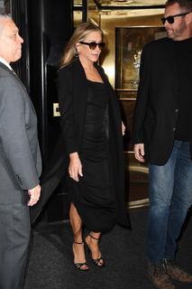 Jennifer Aniston feet photo thumbnail
