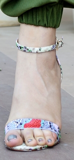 Kriti Sanon feet photo thumbnail