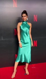 Kriti Sanon feet photo thumbnail