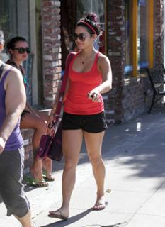 Vanessa Hudgens feet photo thumbnail