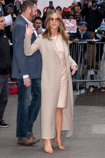 Jennifer Aniston feet photo thumbnail