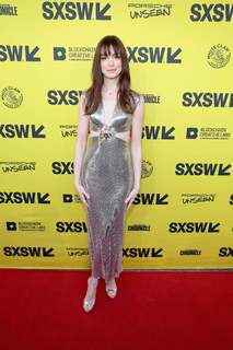 Anne Hathaway feet photo thumbnail