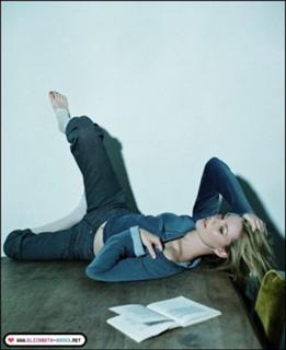 Elizabeth Banks feet photo thumbnail