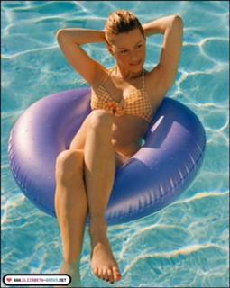 Elizabeth Banks feet photo thumbnail