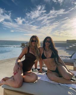 Khloé Kardashian feet photo thumbnail