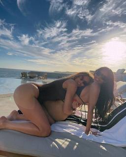 Khloé Kardashian feet photo thumbnail