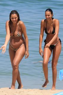 Lais Ribeiro feet photo thumbnail