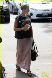 Scarlett Johansson feet photo thumbnail