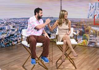 Jennifer Aniston feet photo thumbnail