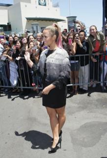 Demi Lovato feet photo thumbnail