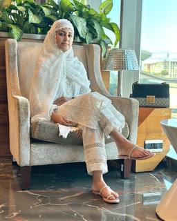 Hina Khan feet photo thumbnail