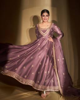 Raveena Tandon feet photo thumbnail
