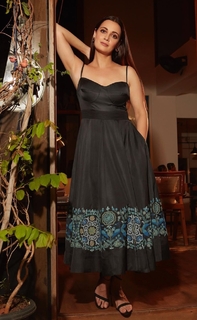 Dia Mirza feet photo thumbnail