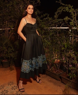 Dia Mirza feet photo thumbnail